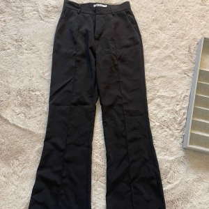 Högmidjade kostymbyxor  - Säljer dessa högmidjade kostymbyxor från NA-KD. De är i bra skick. 