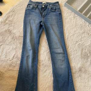 Säljer dessa jeans från Only eftersom att de är inte min stil längre. Jeansen är i mycket bra skick. De är storlek 32 men är väldigt stretchiga så skulle säga 34. 