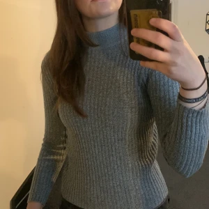 Stickad tröja  - Säljer denna stickade tröja då den är för liten, väldigt fint skick då den knappt är använd, köpte för 200 och säljer nu för 50🤍 skriv för mer info🫶🏻