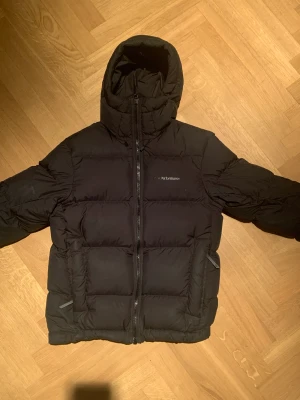 Peak Performance jacka - Säljer en Peak Performance jacka då den inte längre används. Köpt för 4000kr 2021 men använts sparsamt och är i bra skick. Skriv om du har några frågor eller vill ha fler bilder 😊. Budgivning kan tillkomma om flera är intresserade ❤️.