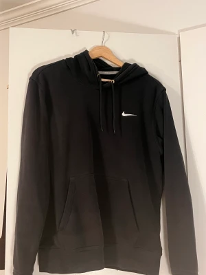 Nike Hoodie - Svart Nike hoodie med hål
