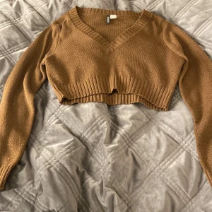 Brun Tröja - Använt denna v-ringade tröjan 1 gång och säljer alltså då den inte kommer till användning💕 Du som köper står för frakten.