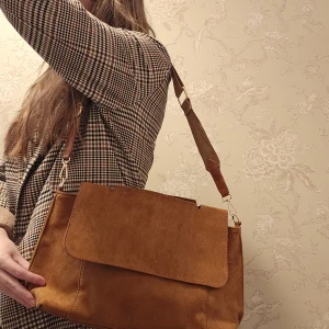 vegan handbag - Helt oanvänd medelstor kamelfärgad handväska i veganskt läder och mockaimitation.  Avtagbar och reglerbar väskrem.