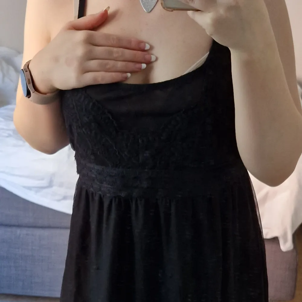 Skön svart klänning med mesh och spets detaljer. Jätte skön men passar tyvärr inte mig. . Klänningar.
