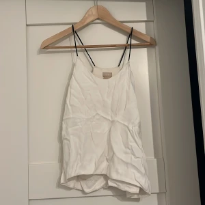 Topp från h&m - Topp från hm i en off whit färg med ”läder” spaghetti band 🩷