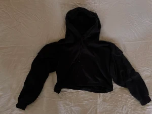 Cargo hoodie - Super mysig och den perfekta oversized hoodien med fick detaljer. Ps luvan är guld✨ #americanvintage #vintage #scandistyle #scandi #scandinavian #scandinavianstyle #matildadjerf #matildadjerfstyle #party #fest #aesthetic #pinterest #pintereststyle