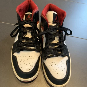 Jordans 1 Gym red - Säljer ett par Jordans 1 i Gym Red, storlek 43.  🔴⚪️Använda men i bra skick, nytvättade! Säljs då de inte kommer till användning. Nypris 2700kr. Orginalbox finns. Skickar med impregneringssprej + crease skydd för endast 100kr extra om så önskas😊