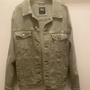Jacka  - Säljer en riktigt snygg och trendig vår/sommar/höst jacka från Zara. Plagget är i mycket gott skick! Vid visat intresse kan priset diskuteras ytterligare!
