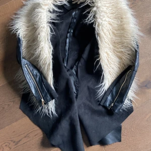 Märkesjacka i läder - Jätte fin läder jacka från river island!💕