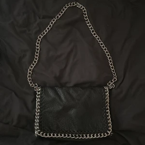 Svart tiamo väska  - Säljer min svarta tiamo väska, super fin och lagomstor. Fin överlag med har tappat lite på baksidan