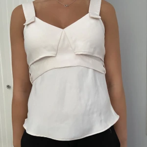 Zara blus  - Snygg blus från Zara att ha till skolstarten. Finns inte längre att köpa i butik! Oanvänd och i bra skick💓