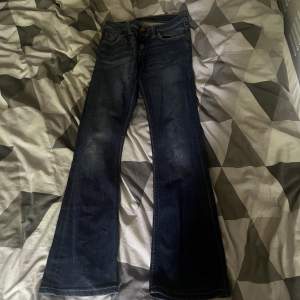 Jätte fina Nudie jenas, bra skick osv men har bara blivit för små för mig. Haft någon månad, Tvättade och klara! strl: Length:32 waist:24