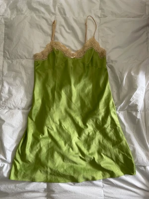 Fint sovlinne från ett bra märke - Superfint sovlinne från Elle Macpherson intimates. Väldigt bra kvalitet och skönt tyg. Går att ha som klänning och dädet hade varit väldigt snyggt. Frakt tillkommer om du inte vill mötas upp i Uppsala.❤️