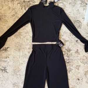 Helt nytt set från nelly - Jätte fint set från nelly, formar sig fint efter kroppen. Helt nytt med prislapp, storlek XS men passar även en S då det är stretchigt material