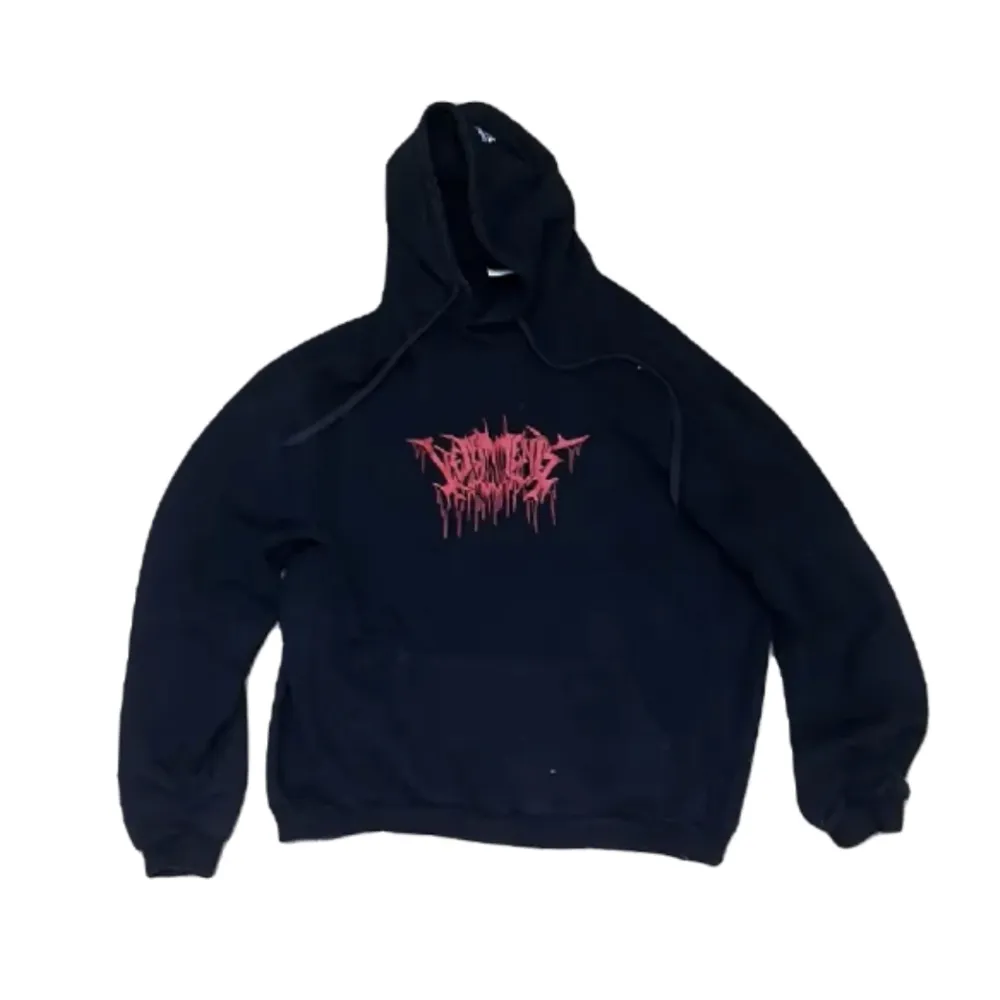 Sjukt najs oversize hoodie som ska föreställa en band tröja, köpt för 600 • köparen står för frakt . Hoodies.