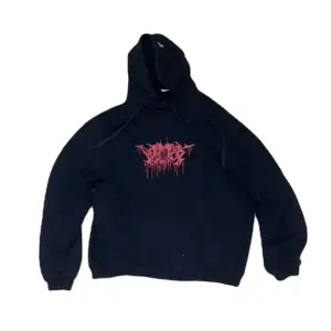 Sjukt najs oversize hoodie som ska föreställa en band tröja, köpt för 600 • köparen står för frakt 