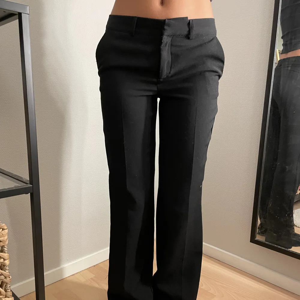 Low waist kostymbyxor från Nelly i storlek 32🩷 nypris 549kr. Helt slut på hemsidan för tillfället!!! Modellen ”low waist straight leg pants”. Jeans & Byxor.