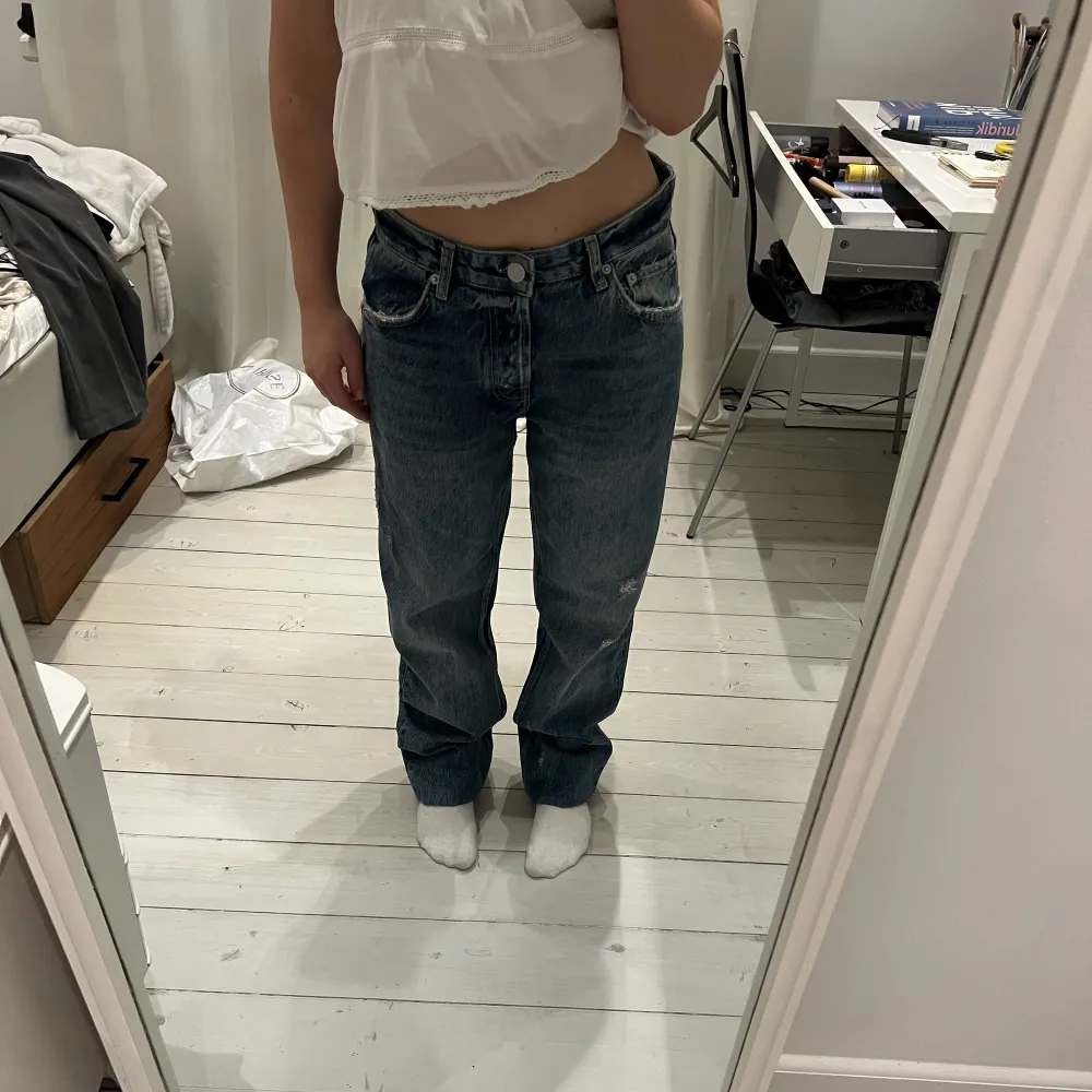 Zara jeans i storlek 40 men passar bra lågmidjat på mig som brukar ha 36 i jeans❤️midja: 37 cm innerbensmått: 78 cm. Jeans & Byxor.