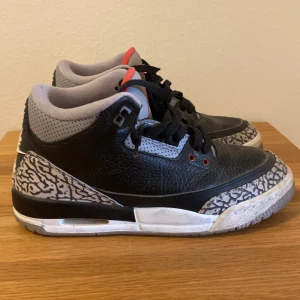 Jordan 3 black cement retro - Jag använde dem när jag var liten. Dem är i ganska bra skick 