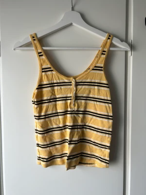 Bikbok crop top strl m - Strl m