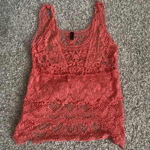 Sommarlinne - Jag har ett linne som jag inte vill ha💘Den är nästan aldrig använd och är i bra skick! Storlek M och märket är VERAMODA🛍️💘😻