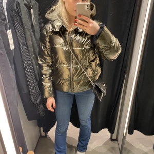 INTRESSEKOLL - Grön jacka från Massimo Dutti! Endast en liten reva på armen men kan skicka bild🫶🏾Använd ett fåtal gånger därför fint skick!