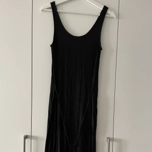 Klänning - Klänning från Filippa k, väldigt skön! Jag kan skicka fler bilder om någon är intresserad! Den har en band i midjan så man kan knyta 