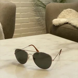 Pilotglasögon - Väldigt bra skick och robusta. Sitter bra på huvudet. Snygg färg.