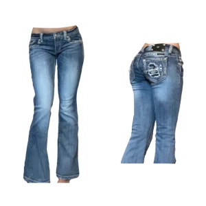 Bootcut miss me jeans - Supersnygga Lågmidjade bootcut jeans från miss me. Midjemått 38cm (tvärs över, höft till höft) innerbenslängd 78/79cm. Orginalpriset är runt 1300, men de säljs inte längre 💛Sitter bra på mig som har s. Jag är ca 172cm lång 💛