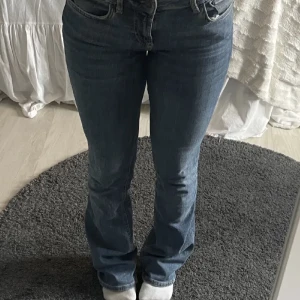 Zara jeans  - Förra blev lite fel eftersom folk budar utan att de vill ha den vilket e lite jobbig. Jag säljer de här trendiga zara lowrise bootcut jeansen på grund av att jag tog en storlek mindre. Det är helt nya med lappen kvar❤️