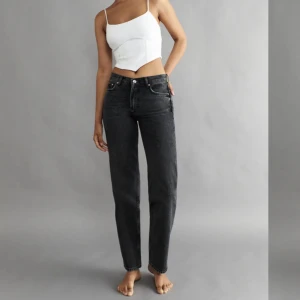 Low Straight jeans från Gina tricot  - Jag säljer mina jeans i från Gina som jag beställde men glömde bort att skicka tillbaka, dem är för små för mig och därav är de endast testade. Dom köptes för 499kr💕🥰Hör gärna av er för mer info!