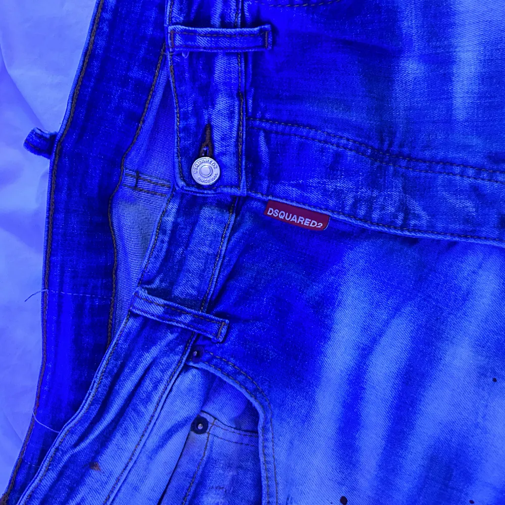 Blåa DSQUARED2 jeans, storlek 52/L. Passar även lite större M. Förlåt för dåligt blåt ljus i bild men byxorna är vanliga blåa jeans, fint skick!💙. Jeans & Byxor.