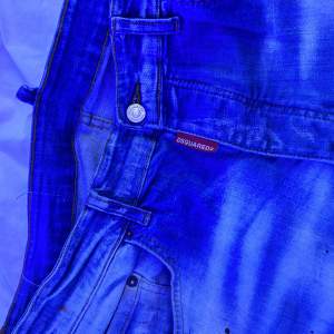 Blåa DSQUARED2 jeans, storlek 52/L. Passar även lite större M. Förlåt för dåligt blåt ljus i bild men byxorna är vanliga blåa jeans, fint skick!💙