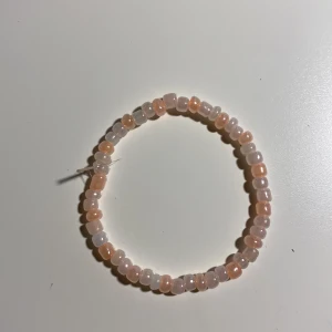Armband - Armbandet har en diameter på 5cm men säljer även samma armband fast på en diameter på 6cm!💗