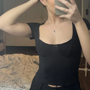 Svart topp - Svart topp från monki med fina detaljer. Sitter väldigt smickrande!☺️