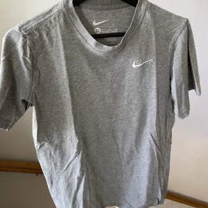 Nike t-shirt - En gammal Nike t-shirt, funkar till träning eller vardags. Kom privat fler bilder.