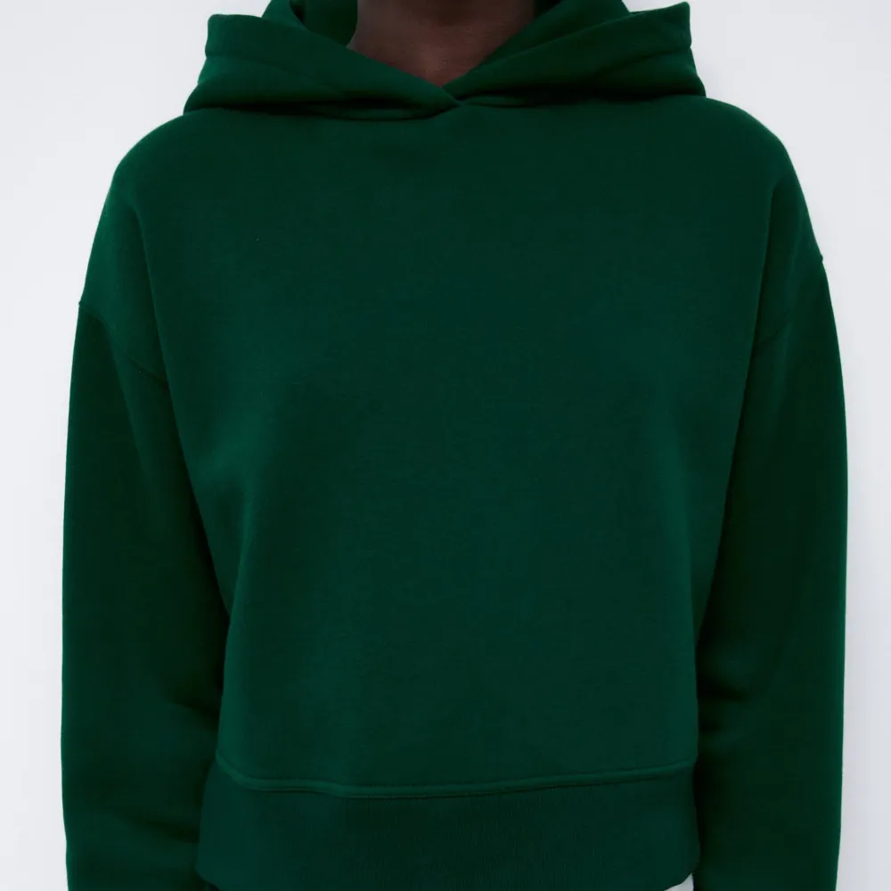 Säljer den här superfina och sköna zara hoodien som är använd 2 gånger och den är helt slutsåld och går inte att få tag på längre.. Hoodies.