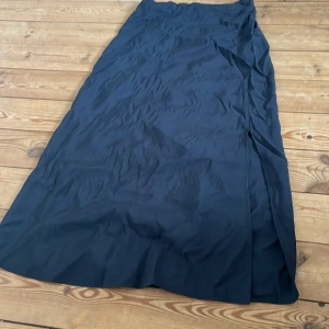 Svart långkjol från vero moda - Jätte fin svart lång kjol från vero moda, strl xs, köpte ny så använder tyvärr aldrig denna längre, va lite lite kort på mig som är 168. Köpt för 400kr säljer för 200kr. Skriv till mig ifall du vill se kjolen på mig!❤️