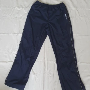 Tracksuit pants - Dessa mörkblåa tracksuit pants men en straight fit är använda ca 5 gånger. Dom sitter precis under navln och har en dragkeedja vid botten utifall man vill ha en mer utsvängd look. Super snygga byxor men bara lite för små. Storleken står inte men passar S.