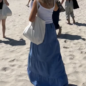 Långkjol - Långkjol som är perfekt för alla långa tjejer därute 😻Passar alla upp till 180cm. Går att ha low, mid och high waste beroende på vikningen av kanten. Använd 1 gång och är i nyskick. Materialet liknar linne, men är ett blått bomullstyg 💙