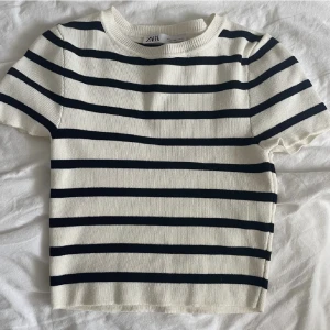 Zara topp - Säljer nu denna zara topp,         Som är i ett nyskick.