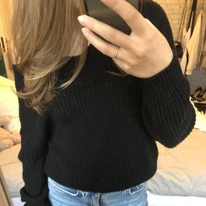 Stickad tröja - Säljer denna stickade tröja eftersom den inte längre används. Då den är från NewYorker säljer jag den billigt men den är i väldigt fint skick då den är använd ett fåtal gånger bara💞