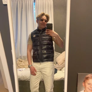 Moncler väst - Jättefin moncler väst i nyskick använd endast 2 ggr! Nypris 6000kr passar även S och L skriv för fler bilder, hör av dig för frågor (pris kan diskuteras)💕