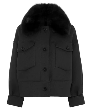 Meotine jacka - Säljer min svarta Meotine jacka. Originalpriset är 2800 men den är slutsåld och har varit det ett tag. Skriv för fler bilder🫶