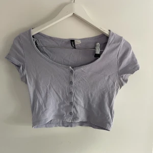 Lila t-shirt  - Jättefin t-shirt från H&M i storlek s men skulle säga att den passar en m också tröjan är knappt använd och därav i bra skick 