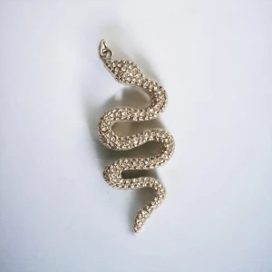 Stort hänge till halsband med gnistrande ORM - SNAKE - Fint stort oanvänt silvrigt hänge, i form av en orm med många gnistrande stenar. Mäter 6,5 cm hög. Kommer lägga upp en del smycken och accessoarer den kommande veckan, så följ gärna för mer 💖