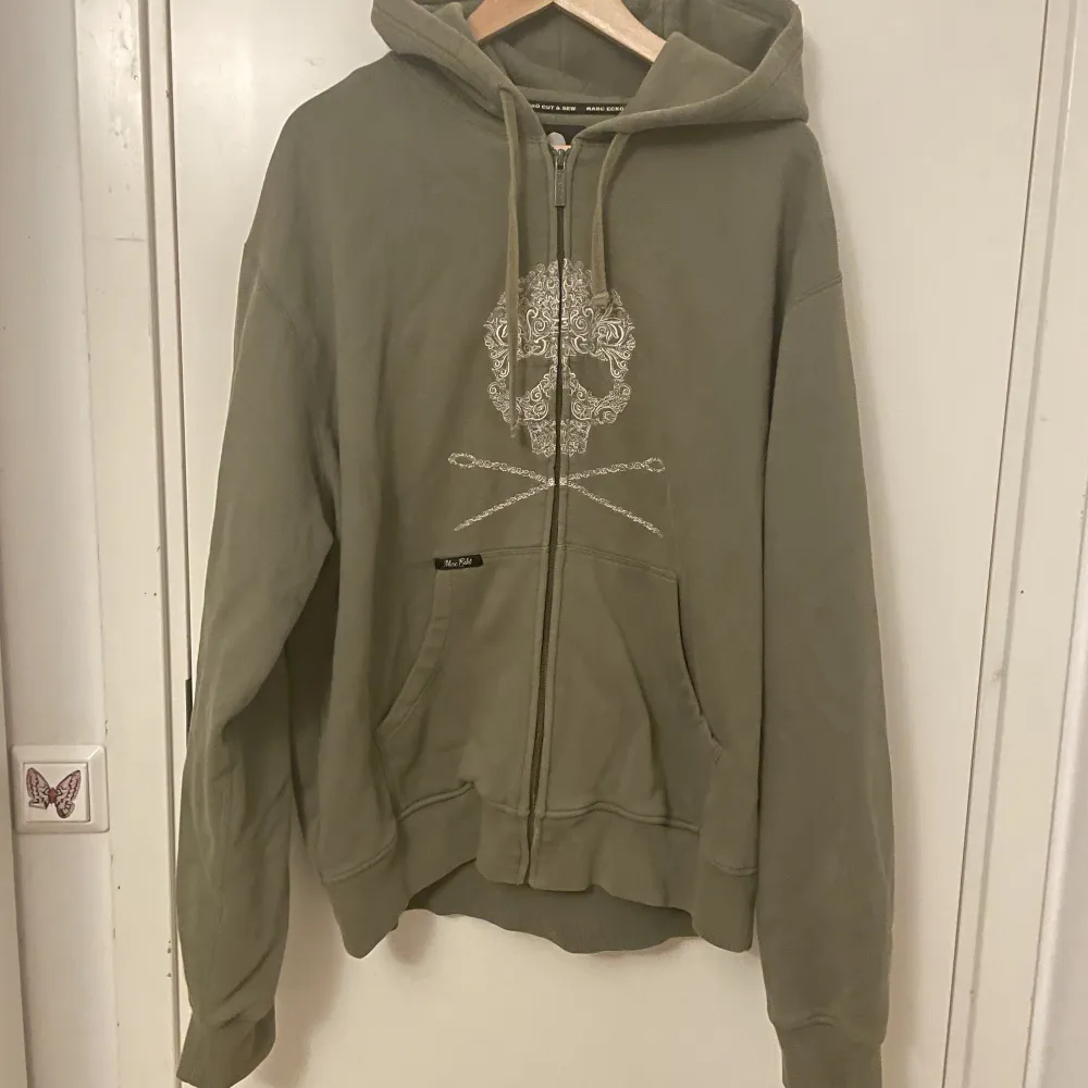 Marc eckō hoodie med dödskalle, strlk XL, lite nopprig men har några år på nacken 😜 annars mycket bra skick!. Hoodies.