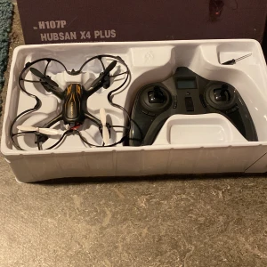 Drönare med kontroll - Liten drönare som köptes för ett par år sedan. Har använts två gånger och laddare saknas för mina syskon slarva bort den. Men inget är skadat och den funkar helt perfekt. Laddare går att köpa på amazon.  Sök: H107-A06 USB Charger.  Skriv för frågor(: