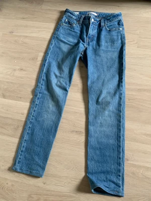 Levis  - Ett par fräscha Levis jeans. Modellen är low pitch straight. skriv till mig om ni har någon fråga eller vill ha fler bilder.