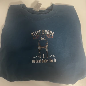 Harry Styles merch  - Inte officiel merch, köpt på etsy för länge sedan. Säljer då jag ej lyssnar på honom längre. Knappt använd. Det är en sweatshirt 💕 köparen står för frakt 🤍 